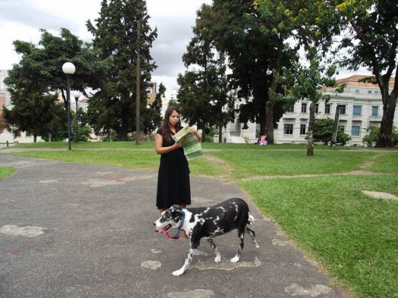 A Andrea, nossa amiga chilena, passeia com a saudosa Diana nas ruas de Curitiba, no Paraná, em Maio de 2011